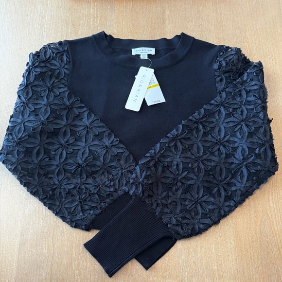 Women’s Floral Lace Sleeve Sweater - Picture 4 of 5